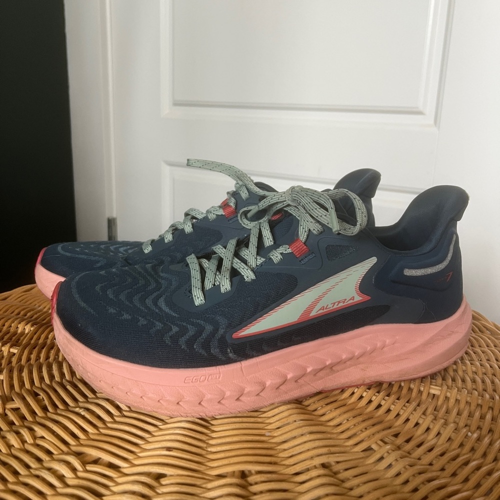 Altra Torin 7, barely worn women’s 9 running shoes